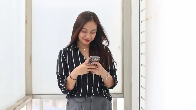 wanita mei ramah karismatik