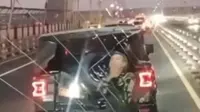 Maung TNI Ringsek Ditabrak Bus di Jembatan Suramadu