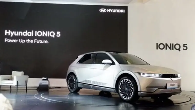 Hyundai IONIQ 5 Hadir di IIMS 2022, Richard Kyle dan Citra Subyakto Kagumi Ragam Fitur Canggihnya