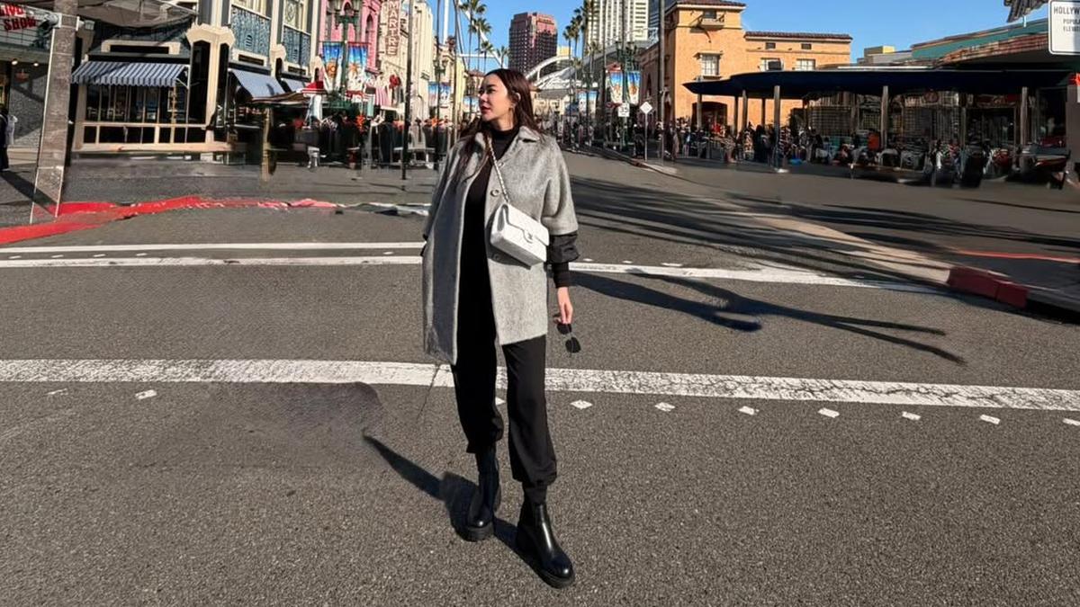 Gaya Aura Kasih Liburan Akhir Tahun, Sampirkan Tas Chanel Rp 189 Juta