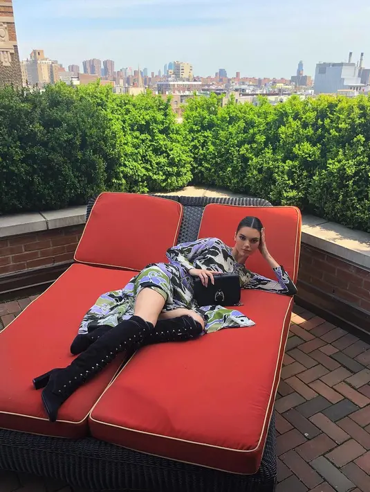 "Kendall duduk di damping Ben sepanjang malam dan ia bahkan tak melihat hadphonenya," lanjut sumber. (instagram/kendalljenner)