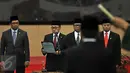 Ketua MPR, Zulkifli Hasan (kedua kiri) saat melantik Sekjen MPR yang Baru Ma'ruf Cahyono di Senayan, Jakarta, Rabu (3/2/2016). Ma'ruf Cahyono mengantikan Edi Siregar yang memasuki masa pensiun sejak Desember 2015. (Liputan6.com/Johan Tallo)