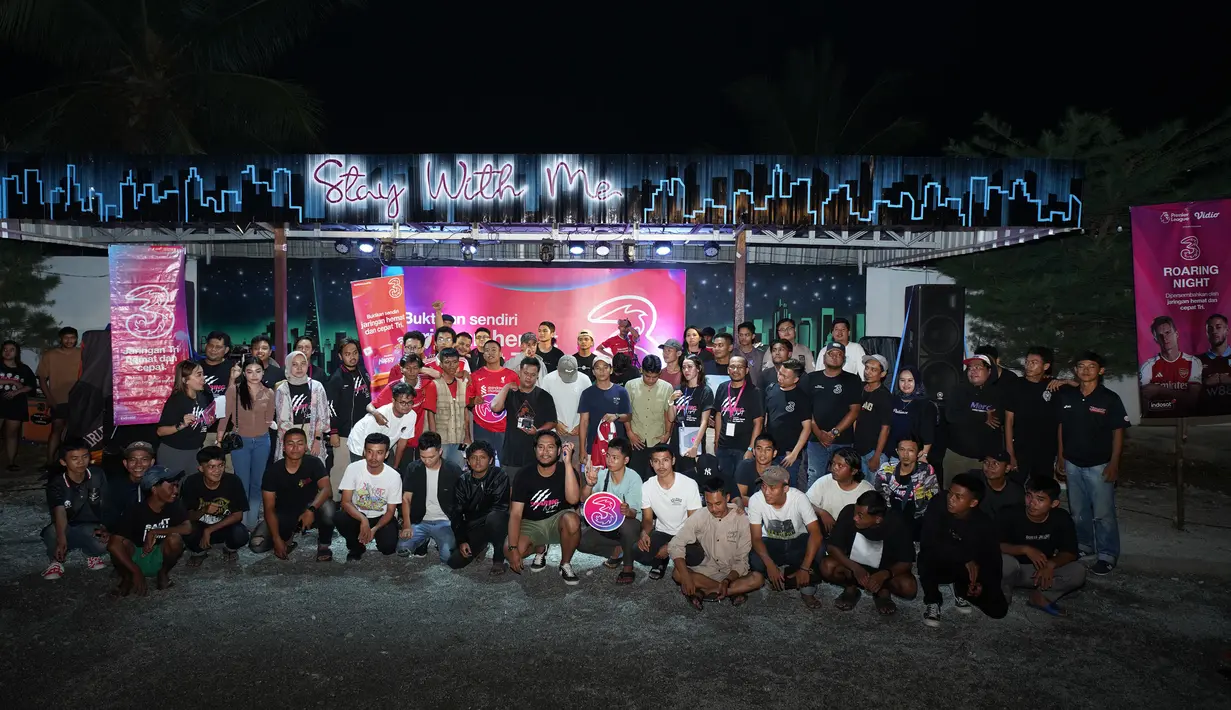 Para peserta nonton bareng berfoto di akhir acara Nobar Liga Inggris bertajuk Roaring Night yang dipersembahkan oleh jaringan hemat dan cepat Tri di Kafe Stay With Me, Pangkalpinang, Sabtu (11/11/2023). (Istimewa)
