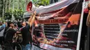 Pengemudi online membentangkan spanduk saat menggelar aksi di kantor pusat Grab, Jakarta, Senin (29/10). Mereka menuntut penentuan tarif dan skema yang manusiawi, serta monopoli dan diskriminasi order (order prioritas). (Liputan6.com/Faizal Fanani)
