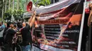 Pengemudi online membentangkan spanduk saat menggelar aksi di kantor pusat Grab, Jakarta, Senin (29/10). Mereka menuntut penentuan tarif dan skema yang manusiawi, serta monopoli dan diskriminasi order (order prioritas). (Liputan6.com/Faizal Fanani)