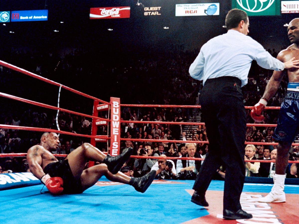 Mengenang Duel Akbar Evander Holyfield Vs Mike Tyson Menang Tko Hingga Insiden Gigit Kuping Ragam Bola Com
