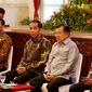 Presiden Joko widodo (ketiga kanan) didampingi Wakil Presiden, Jusuf Kalla (kedua kanan) bersiap memberikan pengarahan kepada kepala daerah se-Indonesia di Istana, Jakarta, Selasa (24/10). (Liputan6.com/Angga Yuniar)