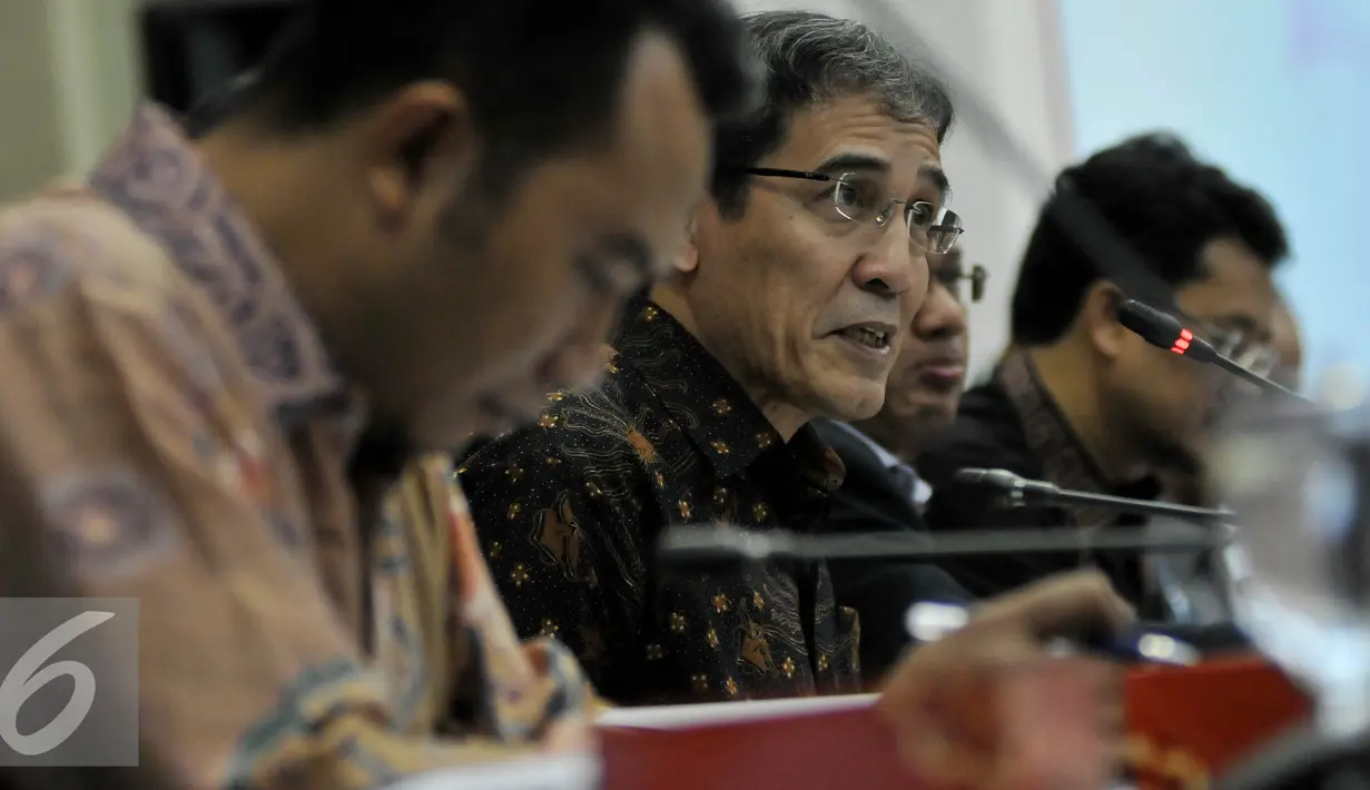 Plt Ketua KPU Hadar Nafis Gumay memberi pemaparan saat Uji Publik Pilkada Serentak 2017 di Jakarta, Senin (18/7). Dalam uji Publik tersebut, KPU memaparkan Isu Strategis Perubahan Peraturan KPU jelang Pilkada Serentak 2017. (Liputan6.com/Johan Tallo)