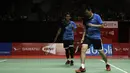 Ganda putra Indonesia, Mohammad Ahsan/Hendra Setiawan, saat menghadapi ganda Chinese Taipei, Lee Yang/Wang Chi Lin, pada laga Indonesia Masters 2020 di Istora Senayan, Jakarta, Jumat (17/1). Ahsan/Hendra menang 9-21, 21-15, dan 21-19. (Bola.com/Yoppy Renato)