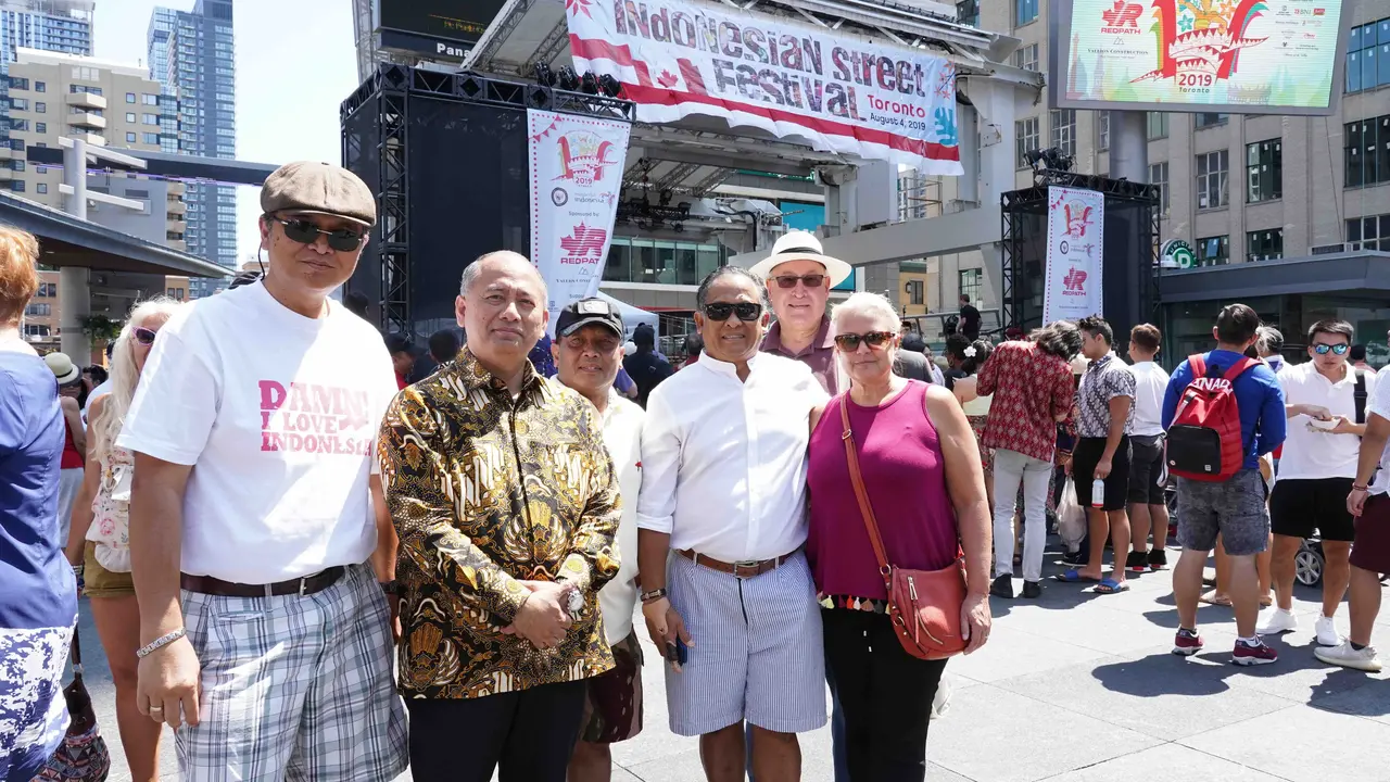 Konjen RI bersama para pengunjung. (Dokumentasi KJRI Toronto)