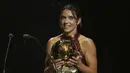 Pada acara penganugerahaan yang berlangsung di Theatre du Chatelet, Paris, Prancis tersebut, Bonmati berhasil mengalahkan kompatriotnya, Mariona Caldentey dan pemain Inggris, Alessia Russo. (AP Photo/Thibault Camus)
