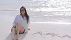 Mengenakan kemeja putih dengan celana pendek berwarna hitam, gaya Kalina Ocktaranny semakin lengkap dengan mengenakan kacamata. Dalam liburannya kali ini ia banyak abadikan potretnya saat menikmati keindahan pantai dengan pasir putih. (Liputan6.com/IG/@kalinaocktaranny)
