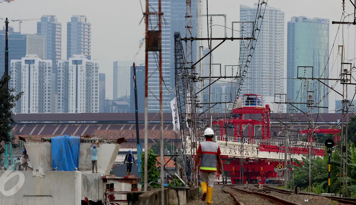 Suasana pembangunan proyek double-double track (DDT) Paket A Manggarai-Jatinegara, Jakarta (3/3). Proses pengerjaan Paket A jalur Manggarai-Jatinegara terus di kebut sehingga ditargetkan selesai tahun 2019. (Liputan6.com/Johan Tallo)