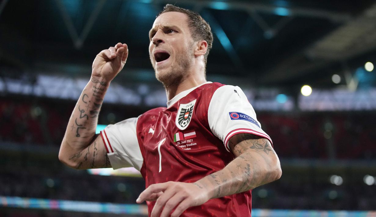 Austria berhasil merobek gawang Italia pada menit ke 65. Arnautovic berhasil mengkonversi umpan David Alaba melalui tandukannya. Namun gol ini dianulir oleh wasit karena terbukti offside setelah ditinjau melalui VAR. (Foto: AP/Pool/Frank Augstein)