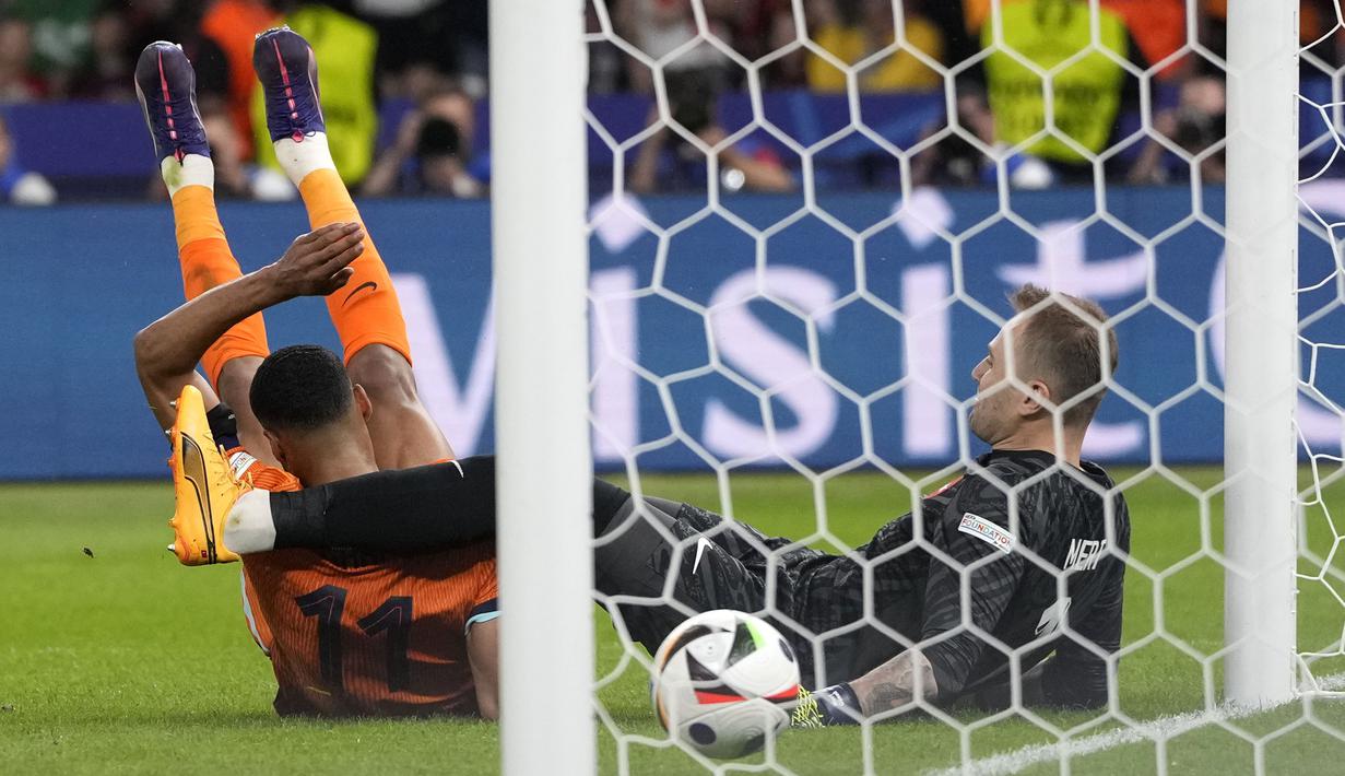 Striker Timnas Belanda, Cody Gakpo mencetak gol kedua ke gawang Timnas Turki yang akhirnya teridentifikasi sebagai gol bunuh diri Mert Muldur pada laga perempatfinal Euro 2024 di Olympiastadion, Berlin, Jerman, Sabtu (6/7/2024). (AP Photo/Antonio Calanni)