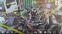 Polresta Pati menggagalkan upaya penyelundupan 17 sepeda motor bodong di Pati, Jawa Tengah. Rencananya belasa motor tanpa surat-surat resmi itu akan dikirim ke Kalimantan. (YouTube Liputan6)