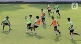 Sejumlah pesepak bola muda mengikuti seleksi pemusatan latihan Timnas U-16 di Lapangan A, Kompleks Gelora Bung Karno (GBK), Jakarta, Selasa (27/2/2024). (Liputan6.com/Herman Zakharia)