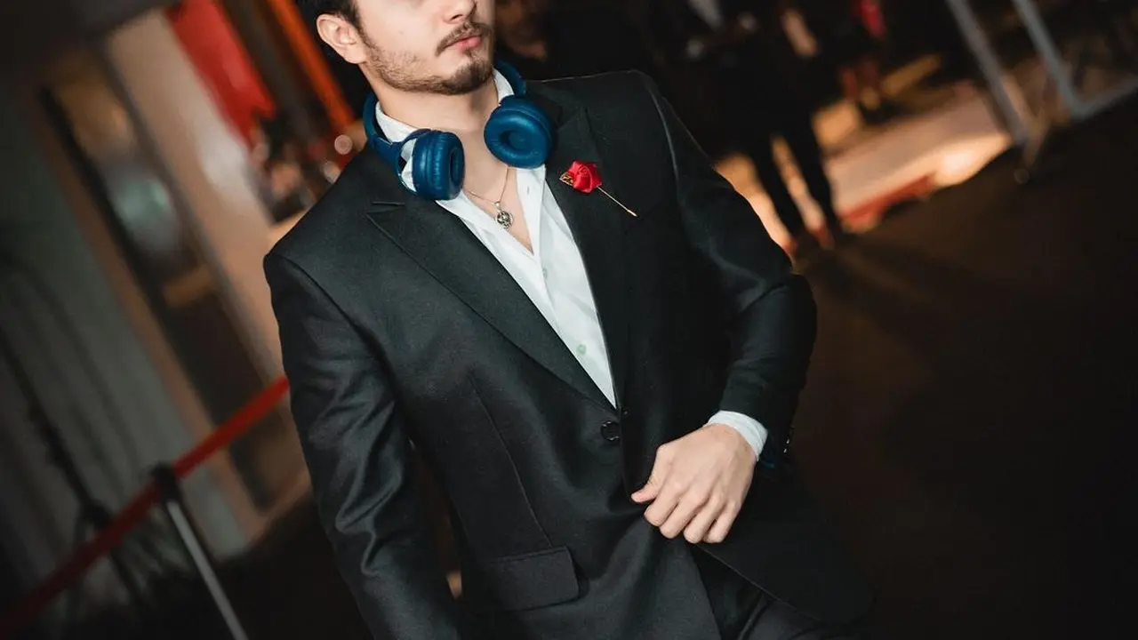 Gaya gentleman Bryan Domani