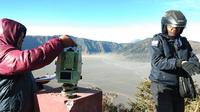 Sejumlah wisatawan menyaksikan fenomena ekstrem Gunung Bromo di Kabupaten Probolinggo, Jawa Timur, berupa embun beku menyerupai kristal es. (Liputan6.com/Dian Kurniawan)