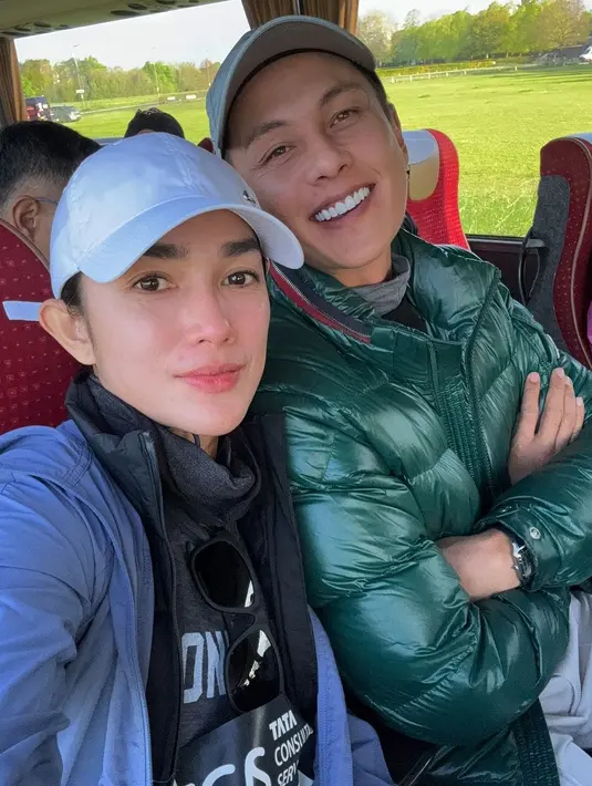 Foto gemas bersama suami, Ussy Sulistiawaty sekali lagi memperlihatkan wajah cantiknya yang tak dirias. [Foto: Instagram/ussypratama]