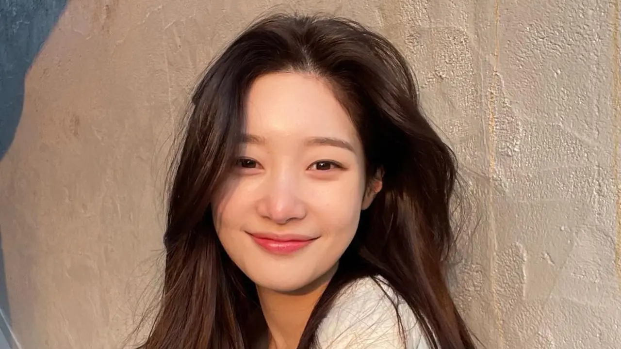 Potret Jung Chaeyeon Pamer Senyuman Manis di Depan Kamera