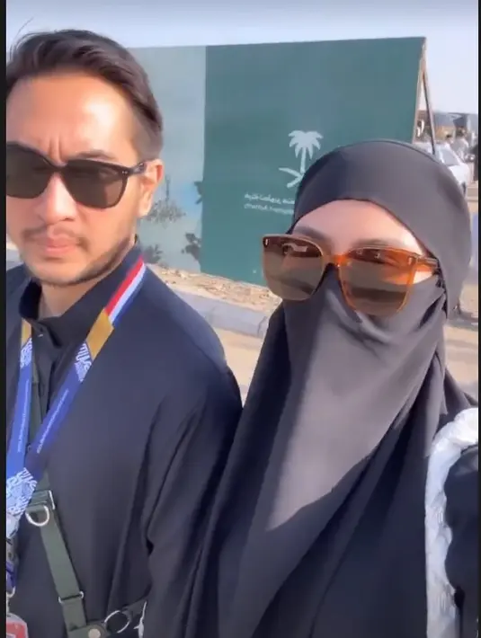 Pasangan suami istri yang belum lama ini sempat menjadi perbincangan itu tampak mesra dan sering bergandengan tangan. [Instagram/syahnazs]