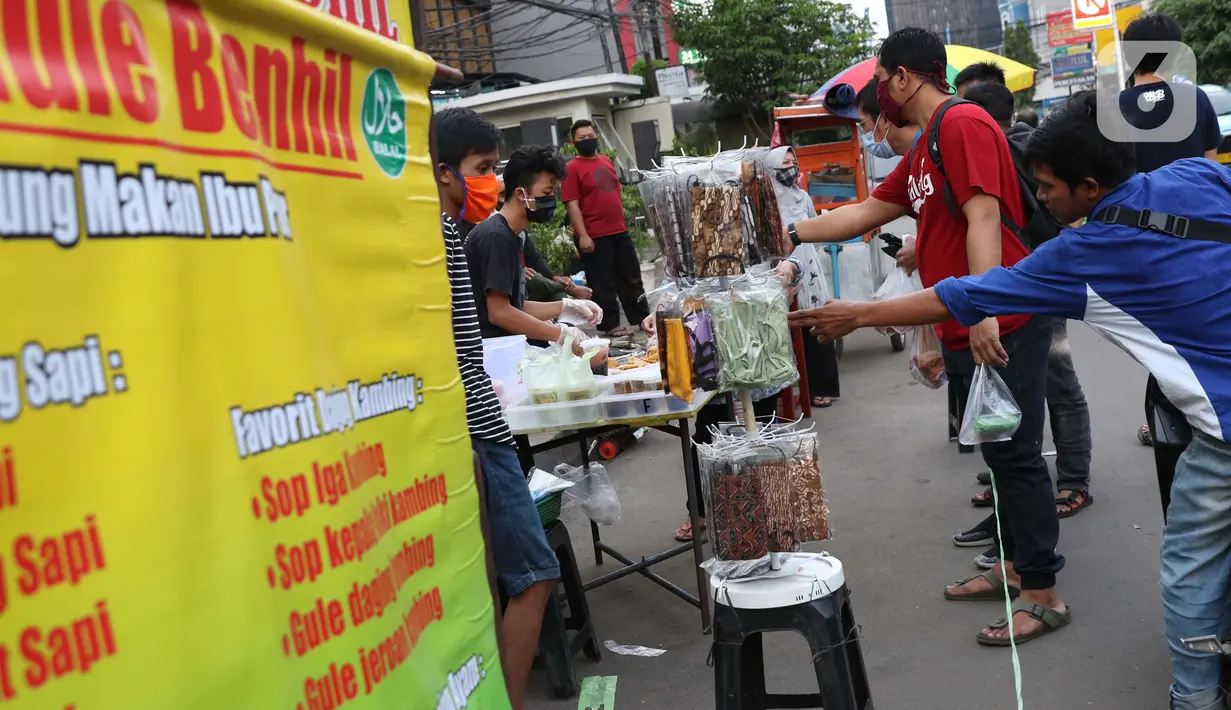 Aktivitas jual beli makanan untuk berbuka puasa di kawasan Bendungan Hilir, Jakarta, Sabtu (25/4/2020). Meski ditengah pandemi virus Covid-19, masyarakat masih antusias berburu penganan berbuka puasa dengan tetap menerapkan pola jaga jarak dan memakai masker. (Liputan6.com/Helmi Fithriansyah)