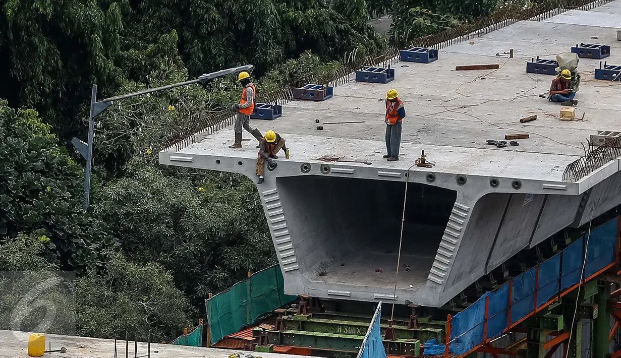 Pekerja menyelesaikan proyek jalan layang Simpang Susun Semanggi, Jakarta, Sabtu (21/1). Pembangunan tersebut merupakan salah satu upaya untuk mengurai kemacetan di kawasan ini, proyek dijadwalkan selesai pada Agustus 2017. (Liputan6.com/Faizal Fanani)
