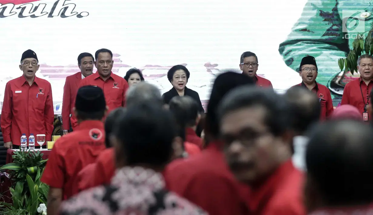 Ketua Umum PDIP Megawati Soekarnoputri saat menyanyikan lagu kebangsaan Indonesia saat acara pengumuman nama pasangan cagub-cawagub PDIP untuk Pilkada 2018 di Kantor DPP PDIP, Jakarta, Minggu (17/11). (Liputan6.com/Faizal Fanani)