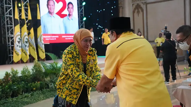 Gubernur Jawa Timur Khofifah Indar Parawansa saat menghadiri acara partai Golkar di Surabaya, Jawa Timur.
