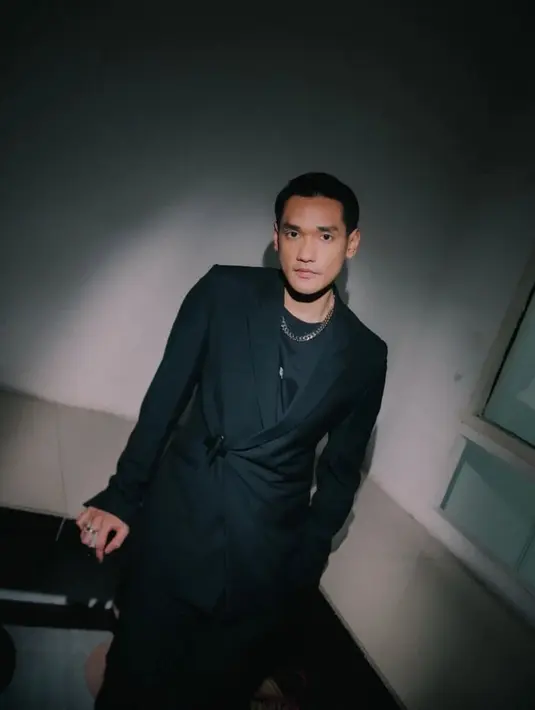 Penampilan bak oppa Korea Afgan mengenakan outfit serba hitam. Ia mengenakan kaus yang ditumpuk dengan jas, dan dipadukan mengenakan celana panjang hitam. [Foto: Instagram/afganisme.official]