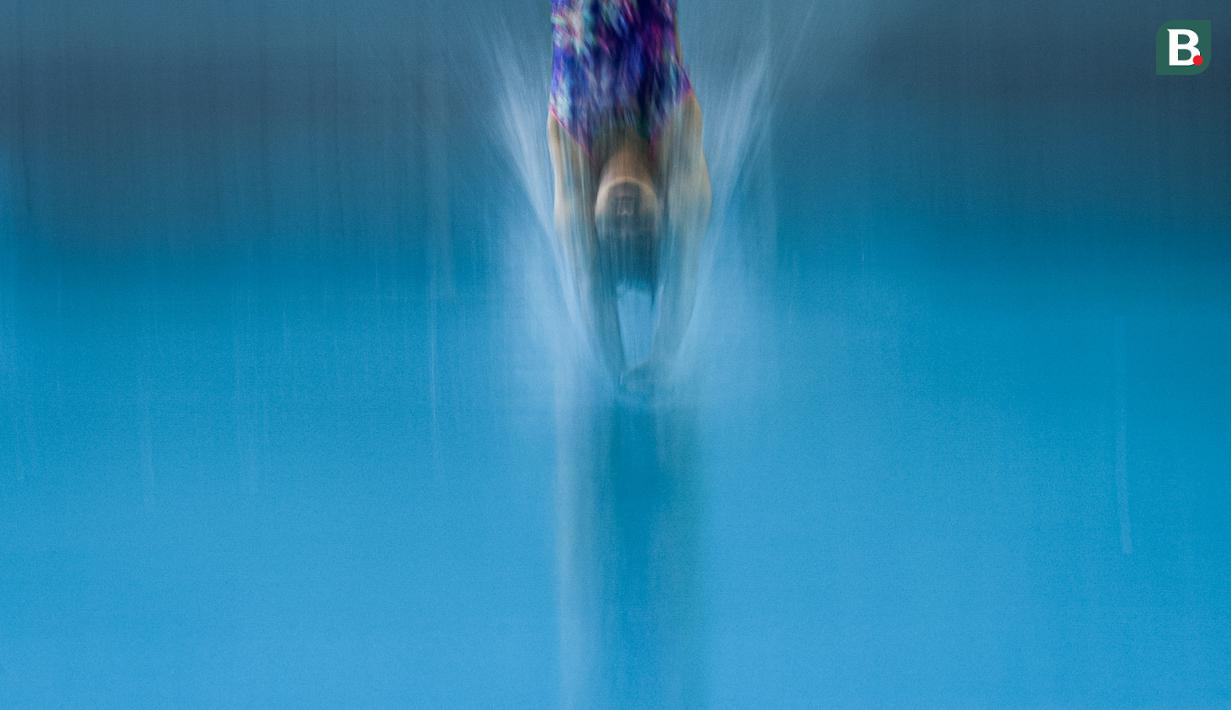 Atlet loncat indah putri Indonesia, Gladies Lariesa Garina saat terjun ke kolam dalam nomor papan 30 meter Indonesia Open Aquatic Championships 2025 (IOAC 2025) di Stadion Akuatik, GBK, Kamis (26/11/2025). (Bola.com/Bagaskara Lazuardi)