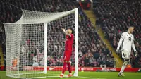 Luis Diaz, tengah, bereaksi setelah kehilangan peluang mencetak gol selama pertandingan sepak bola Liga Premier Inggris antara Liverpool dan Sheffield United di stadion Anfield di Liverpool, Inggris, Kamis, 4 April 2024. (AP Photo/Jon Super)