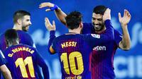 Pemain Barcelona, Lionel Messi dan Luis Suarez merayakan gol ke gawang Real Sociedad pada laga pekan ke-19 La Liga di Stadion Anoeta, Minggu (14/1). Kemenangan berhasil diraih Barcelona 4-2 saat menghadapi Real Sociedad. (AP/Alvaro Barrientos)