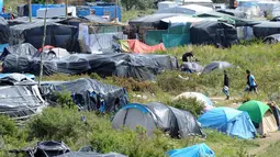 Puluhan tenda yang didirikan imigran gelap dari Ethiopia dan Eritrea di sebuah kamp sementara di sekitar pelabuhan Calais, Prancis, Minggu (2/8/2015). (AFP PHOTO/FRANCOIS LO PRESTI)
