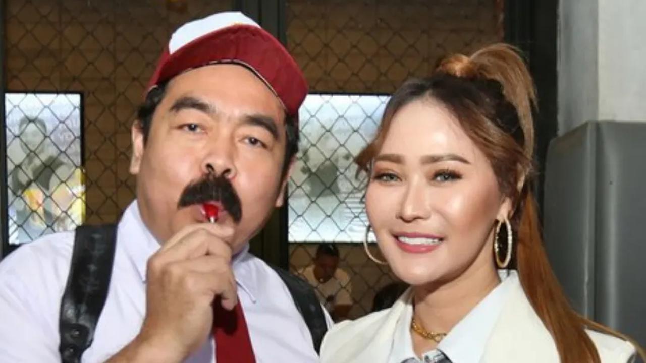 Hingga saat ini, kumis tebal yang menjadi ciri khas Adam Suseno masih tetap ada