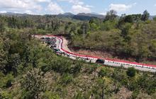 FOTO: Penampakan Bendera Merah Putih Terpanjang Dibentangkan Ratusan Warga NTT di Tapal Batas RI-Timor Leste