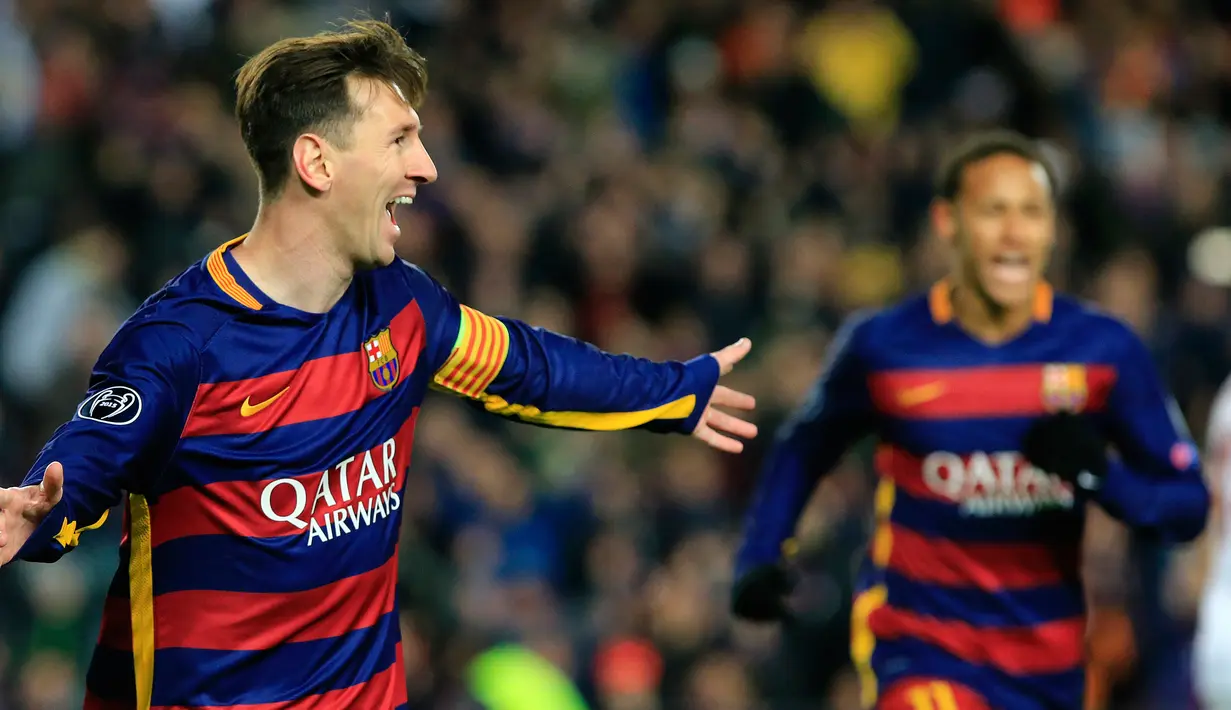 Penyerang Barcelona, Lionel Messi melakukan selebrasi usai mencetak gol kegawang AS Roma pada laga Grup E Liga Champions di Camp Nou, Spanyol, Rabu (25/11). Barcelona menang telak atas AS Roma dengan skor 6-1. (AFP/PAU BARRENA)