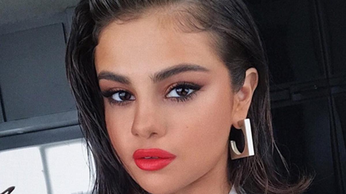 Selena Gomez Hanya Andalkan 2 Alat Makeup Ini untuk Pipi Lebih Tirus ...
