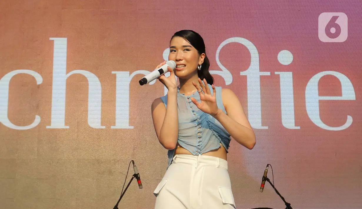 Penyanyi Christie tampil memukau dan membius pengunjung KapanLagi Buka Bareng BRI Festival 2024. (Liputan6.com/Herman Zakharia)