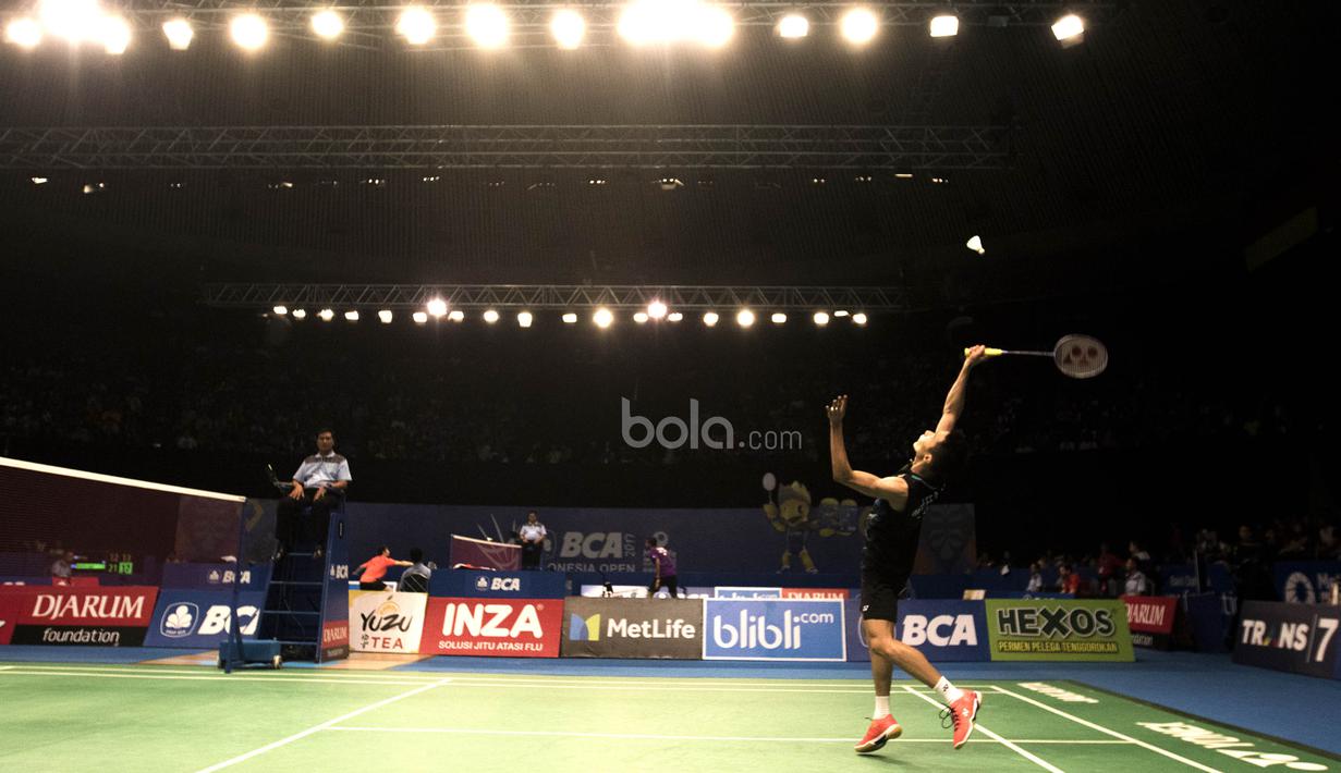 Tunggal putra Malaysia, Lee Chong Wei, bersiap memukul kok saat melawan tunggal India, Prannoy H S, pada laga BCA Indonesia Open di JCC, Jakarta, Kamis (15/6/2017). Chong Wei kalah 10-21 dan 18-21. (Bola.com/Vitalis Yogi Trisna)