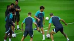 Penyerang Barcelona #14 Joao Felix (tengah) menghadiri sesi latihan menjelang matchday 2 Grup H Liga Champions 2023/2024, di stadion Dragao di Porto, 3 Oktober 2023. (MIGUEL RIOPA / AFP)