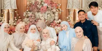 Anggota Geng Mamayu lainnya, seperti Margin Wieheerm, tampil memukau dalam tunik putih yang dipadukan dengan pashmina viscose bernuansa nude. Sementara Keisha Ratuliu tampak anggun dalam balutan outerwear dan hijab serba biru pastel yang lembut. [@marginw].
