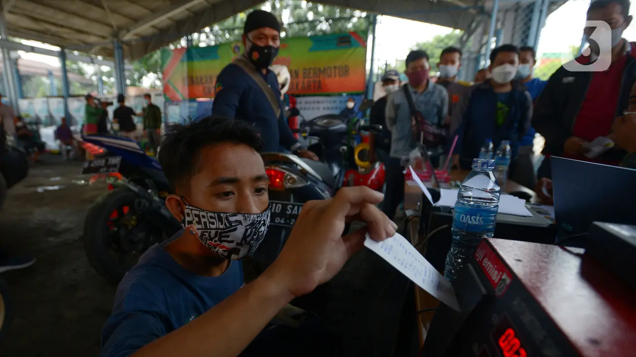 FOTO: Antrean Kendaraan Bermotor Ikuti Uji Emisi Gratis