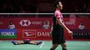 Pebulutangkis tunggal putra Indonesia, Chico Aura Dwi Wardoyo (kiri) tergeletak di atas lapangan setelah terkena backhand smash dari pebulutangkis tunggal putra Indonesia, Jonatan Chirstie pada laga final Indonesia Masters 2023 yang berlangsung di Istora Senayan, Jakarta, Minggu (29/01/2023). Chico kalah dari Jonatan Christie dengan skor 15-21 dan 13-21. (Bola.com/Bagaskara Lazuardi)
