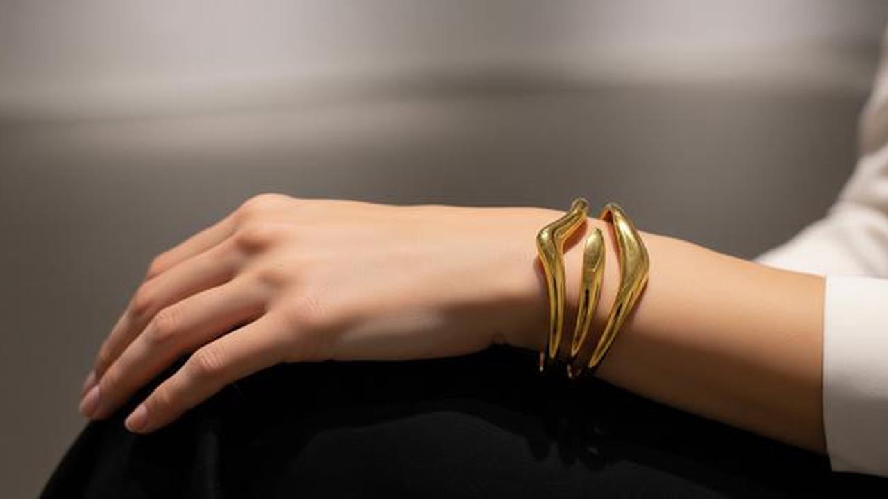 8 Model Gelang Emas Cuff Sculptural Desain Abstrak 2025, Elegan untuk Penampilan Wanita