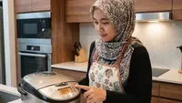 Cara Membersihkan Rice Cooker Digital yang Bau Apek: Aman, Kinclong, dan Higienis