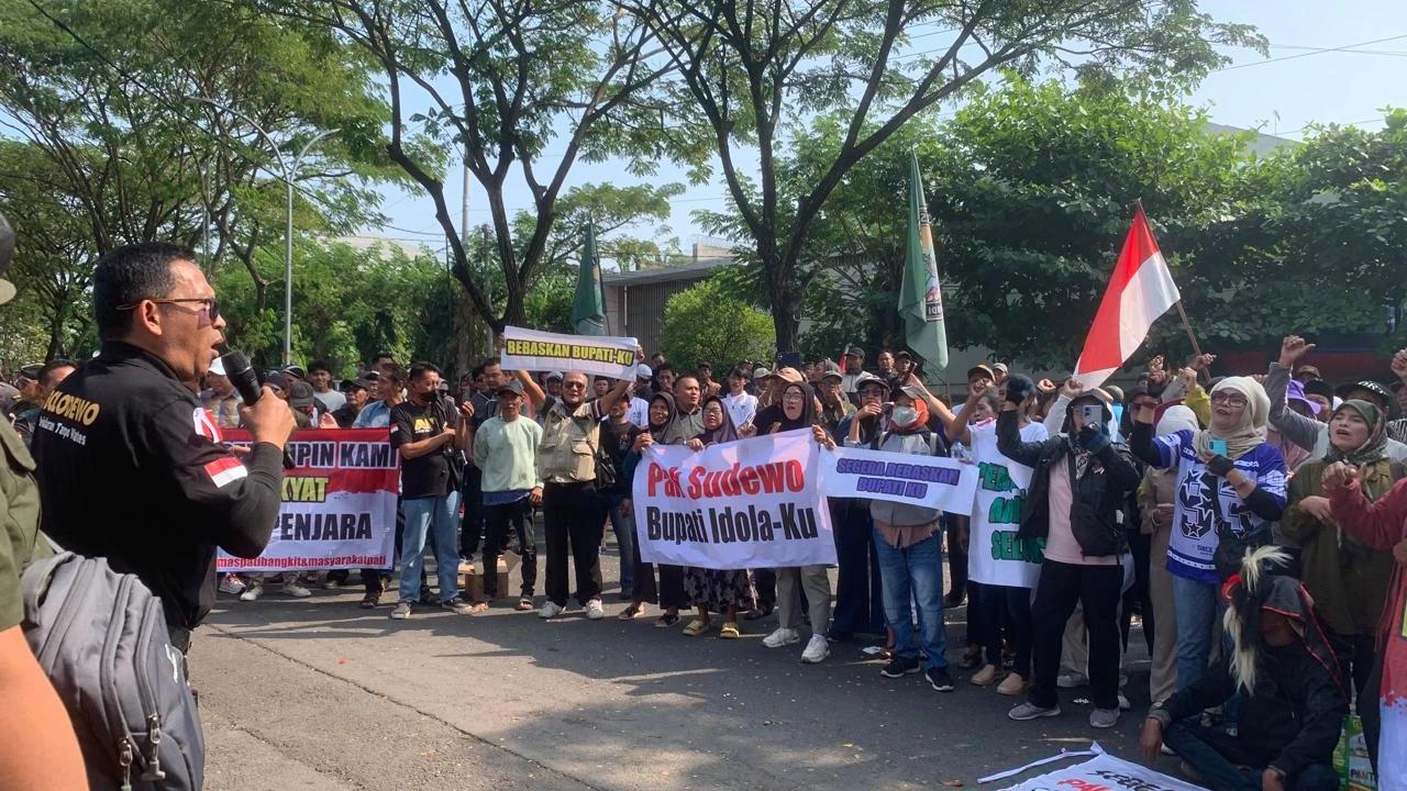 Simpatisan Janji Keliling Alun-Alun Pakai Pampers Jika Sudewo Bebas