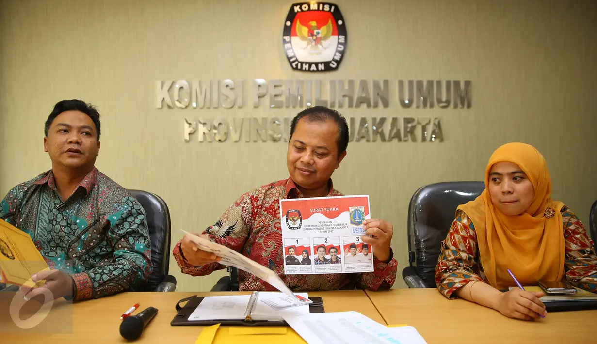 Ketua KPUD DKI Jakarta Sumarno menunjukkan surat suara pemilihan Gubernur dan Wagub DKI Jakarta, Rabu (11/1).  Tema debat pertama para pasangan Cagub dan Cawagub DKI yaitu Pembangunan Sosial Ekonomi untuk Jakarta (Liputan6.com/Immanuel Antonius)
