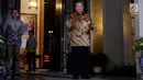 Ketum Partai Demokrat Susilo Bambang Yudhoyono (SBY) bersiap menerima kedatangan Ketum PAN Zulkifli Hassan di kediamannya di kawasan Mega Kuningan, Jakarta, Rabu (25/7). (Liputan6.com/Johan Tallo)